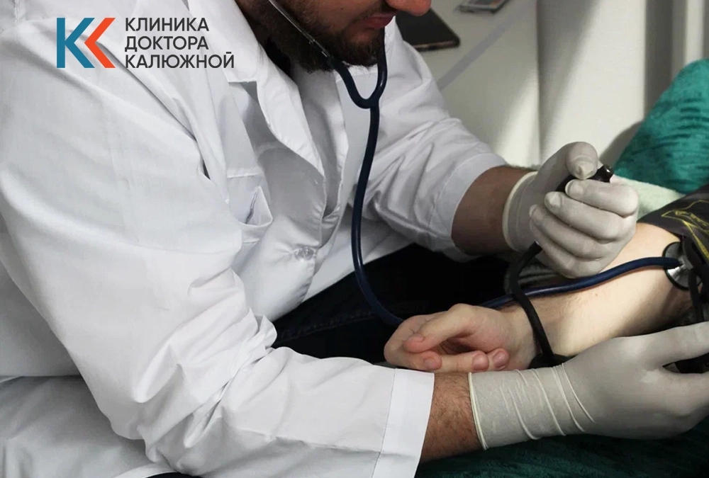 Врач измеряет давление пациенту в рамках выезда для вывода из запоя на дому